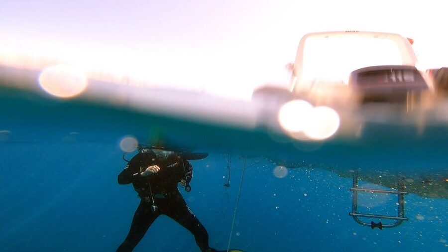 Athens: Adventure Dives in Nea Makri for Certified Divers - Getting ready at Frinis 20 and the pre-water safety briefing