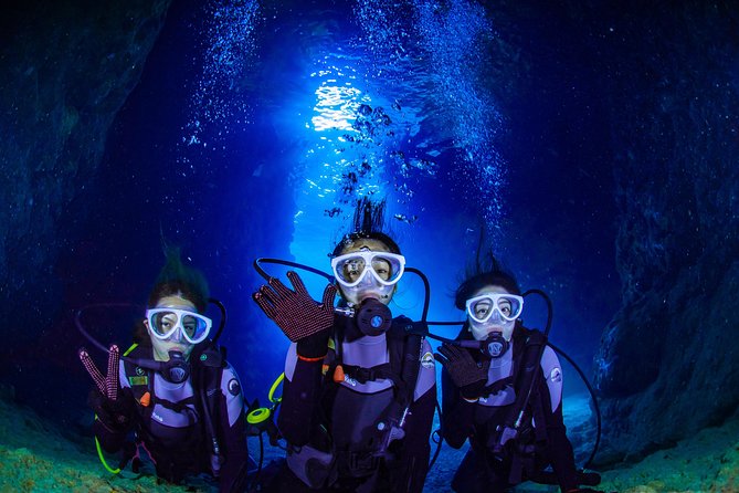 Blue Cave Introductory Dive–Private Guide, Boat Tour&Free Photos - Private guiding on a shared boat: what that really means