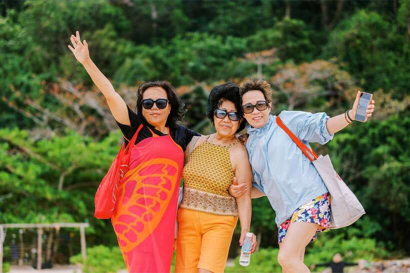 Boracay: Island Hopping with Crystal Kayak & Helmet Diving - Who this tour is best for