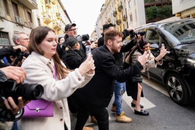 Fashionista's Dream: Dive in Milan's Trendsetting Scene min 2 pax - The iconic square stop: why a quick center moment matters