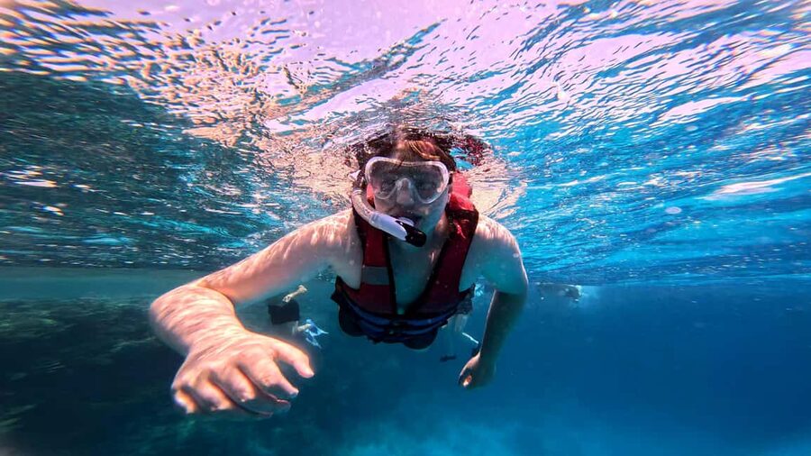 Hurghada: Beginners Scuba Diving Full-Day Boat Trip & Lunch - Two underwater sites: what changes between intro and certified options