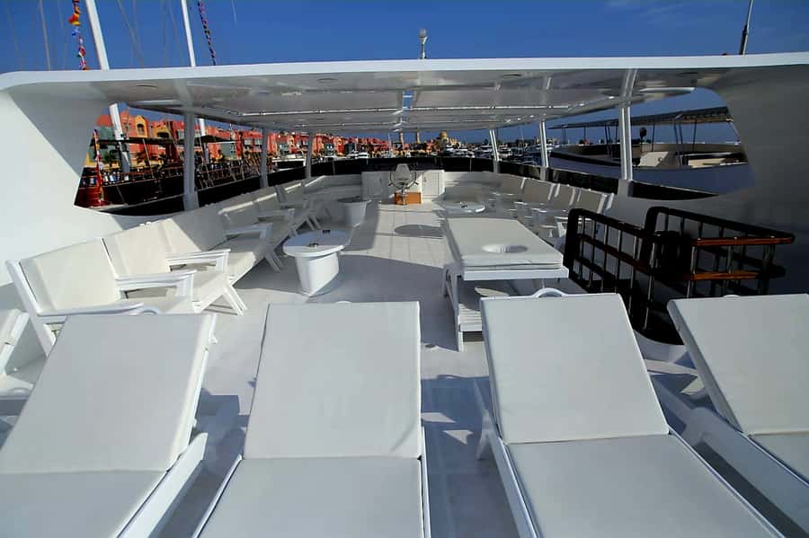 Hurghada: Snorkeling 6 x 1 to Orange Bay w Diving & Massage - Lunch on the Yacht: Fish, BBQ, Salads, and Constant Drinks