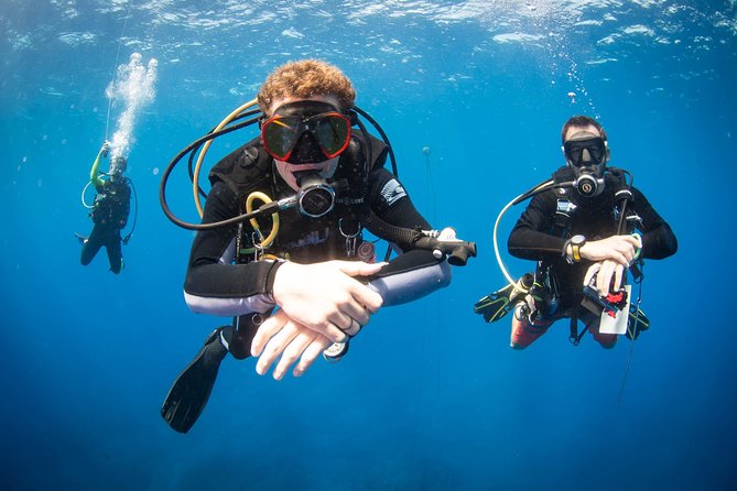 Kauai's Ultimate Discover Scuba Dive - OCEAN EXPERIENCE (1 Tank Dive) - Going underwater up to 40 feet: what supervision feels like