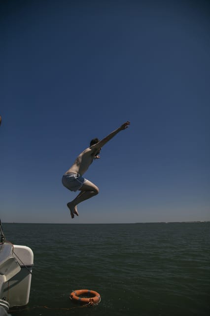 Lisbon: Catamaran Boat Party with Music, Open Bar & Dives - Timing and weather: what can affect your plan