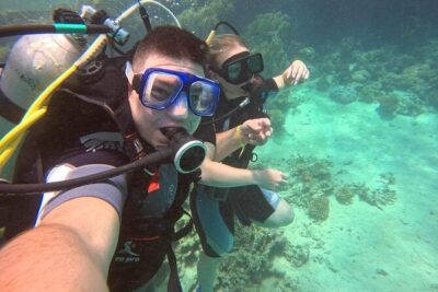 Moving Underwater 2 professional diving with lunch - The 8:00 am plan: pickup, boat ride, and two reef stops