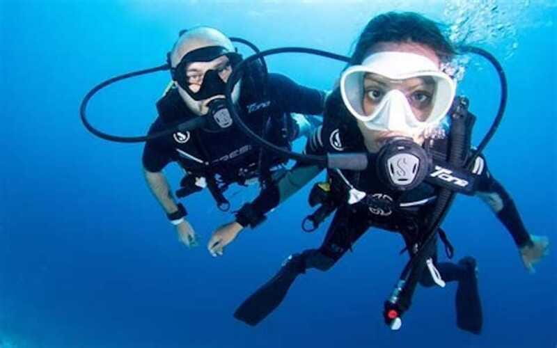 PADI Discover Scuba Diving: at Hol Chan Marine Reserve - The PADI Discover Scuba lesson: steps that reduce first-day panic