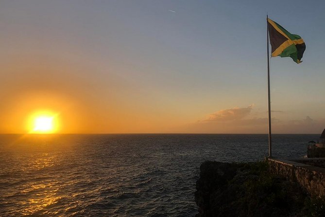 [PRIVATE] Negril Sightseeing Tour with RickS Cafe Cliff Diving - Seven Mile Beach: your 2-hour window of sand and sea