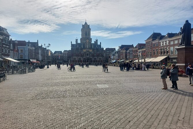 Private Walking Tour of Delft: Dive into the Dutch Golden Age - Along the second-oldest canal: the former synagogue and a long community presence