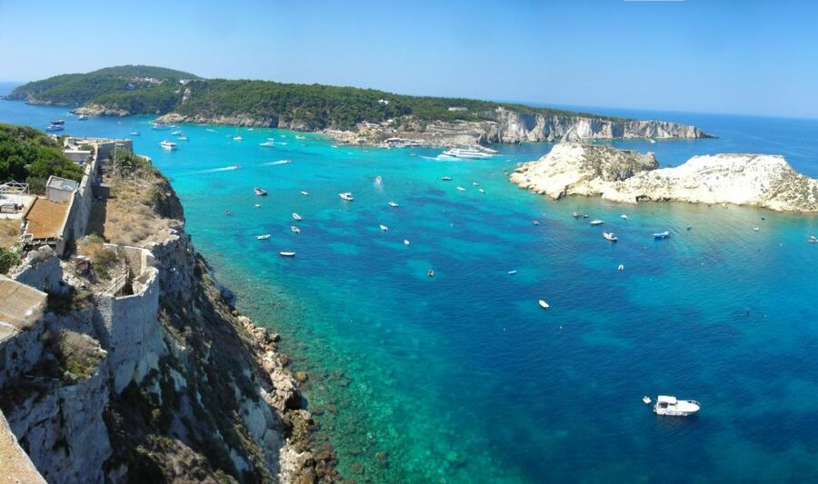 San Domino, Tremiti: try scuba, first diving experience - The dinghy ride to the best spot off San Domino