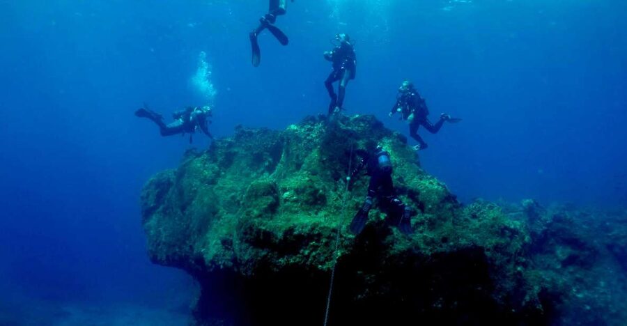 Santorini: Scuba Diving Experience for Beginners - Gear up and learn the underwater communication system