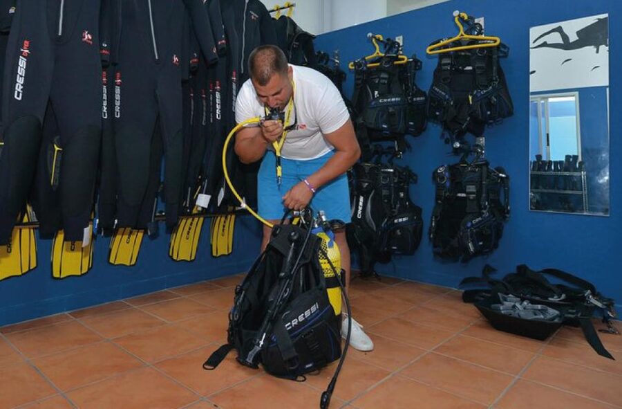 Scuba Diving Baptism in La Restinga - The 2-hour flow: theory, equipment, then the water session