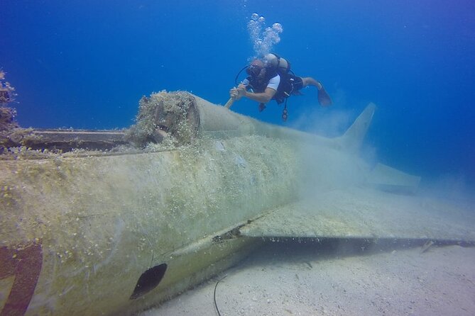 Scuba Diving in MIG-21 wreck - Underwater photography: clear water plus a built-in subject