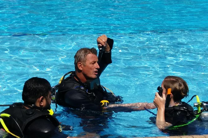 Scuba diving Pool lesson for beginners (1 hour ) - Equipment, insurance, and safety basics (the part you should care about)