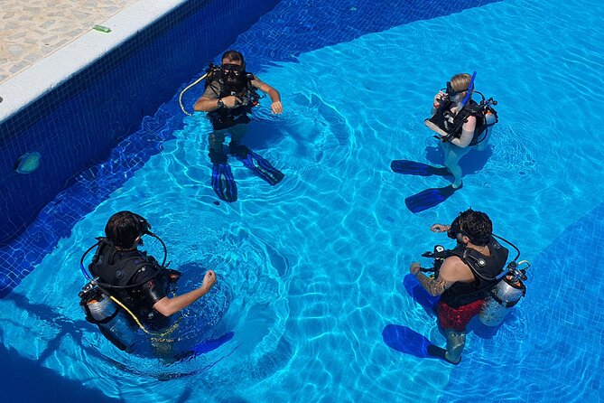 Scuba Diving Under Water Museum and Reef for beginners - Museo Subacuatico de Arte (MUSA): when the art is 30 feet down