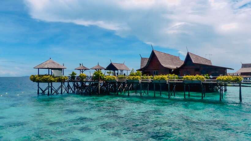 Semporna: Mabul and Kapalai Trip in Snorkel or Dive & Lunch - Mabul Water Bungalows: photos, sun, and a real water-village pause