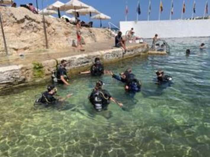St Julians: Discover Scuba Diving Experience - The 30-minute safety briefing: hand signals, gear checks, and a steady pace