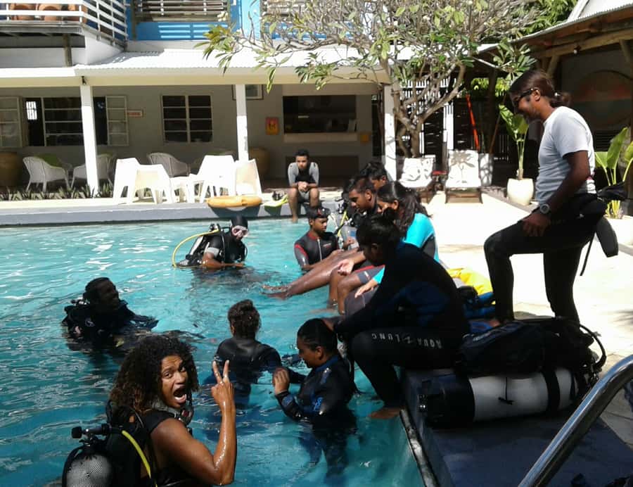 Tamarin Bay: Beginners Scuba Diving Experience - Pool practice: your first breaths with the full setup