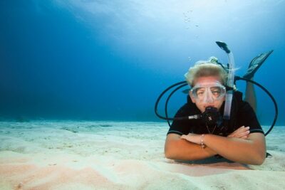 Tossa de Mar Scuba Diving PADI - The intro lesson: safety signals and how instructors set you up