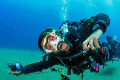 Your first introductory dive in Lanzarote with FREE photos. - Safety and insurance: what’s included, what you should think about